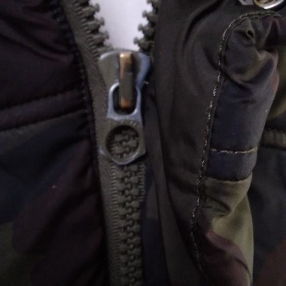 American Eagle Outfitters Camo Puffer Vest - Picture 10 of 10